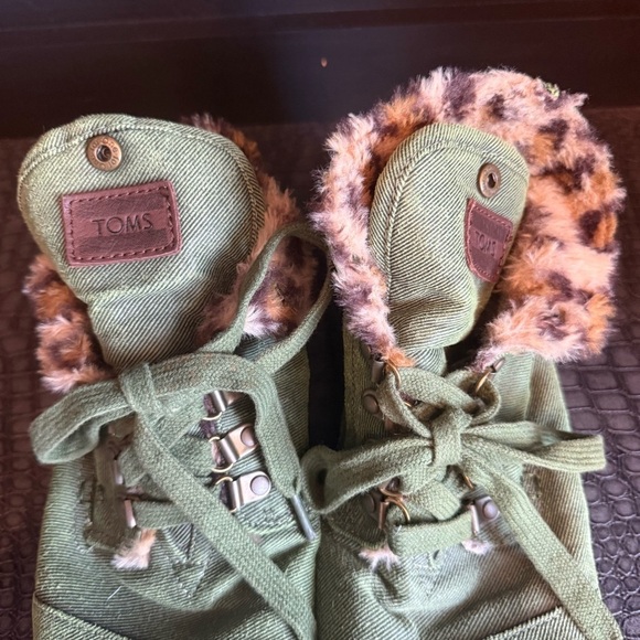 TOMS Canvas Chukka High-Low Ankle Boot Shoe Green Faux Leopard Fur Lined
US 10 - Picture 3 of 11